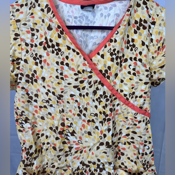 Abstract Print Scrub Top - Picture 2 of 3